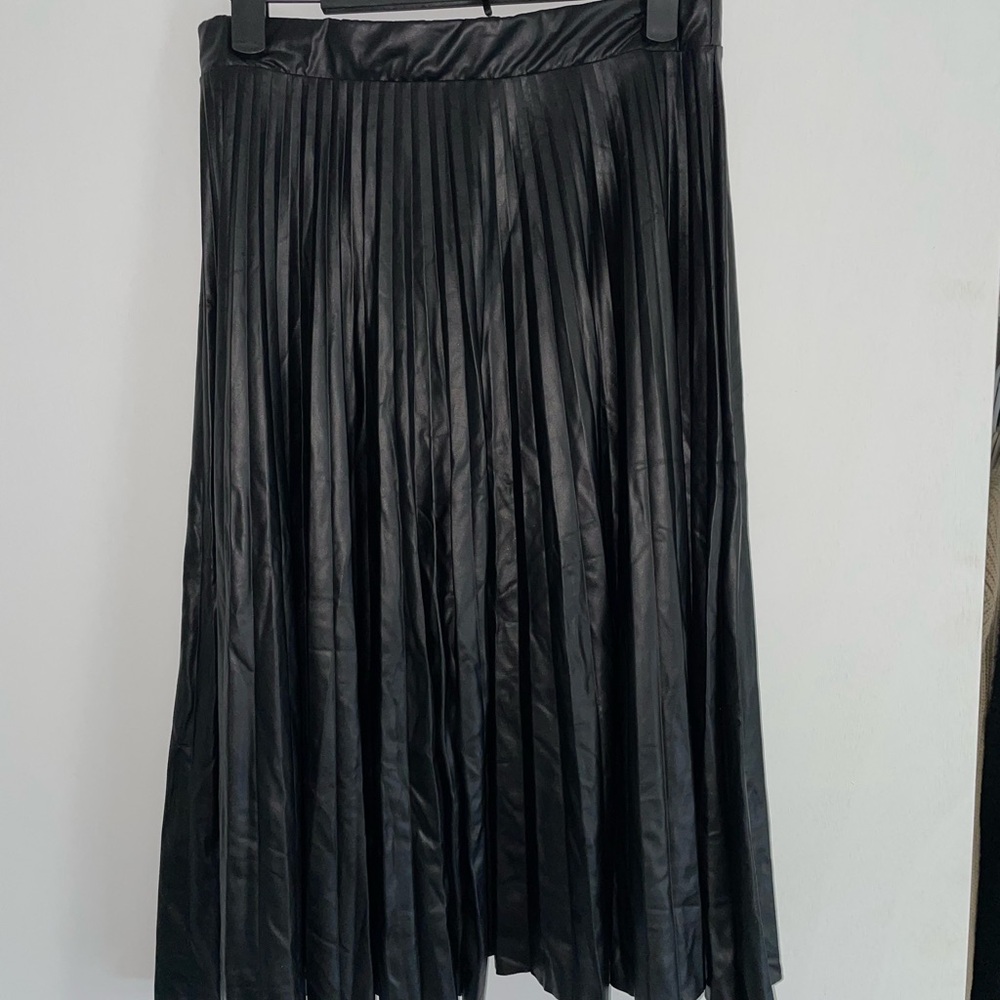 Elegant Black Pleated Skirt